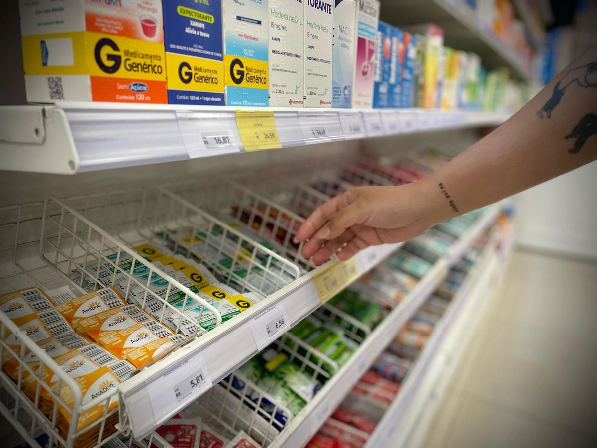 Medicamentos na prateleira da farmácia