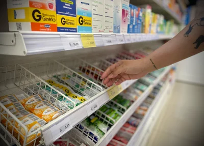 Medicamentos na prateleira da farmácia