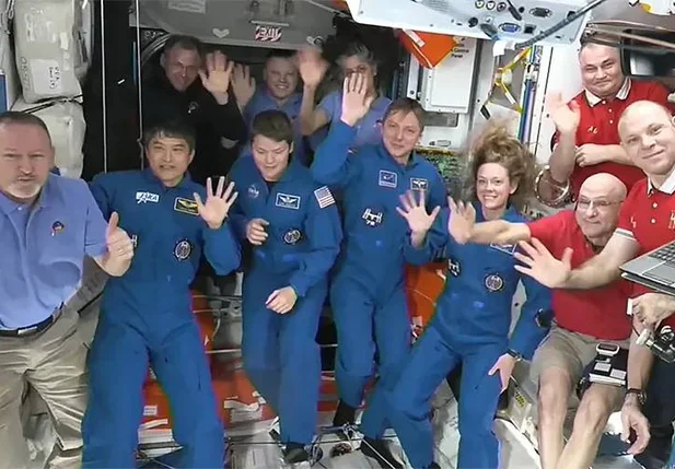 Membros da SpaceX Crew-10 e os sete membros da tripulação da Expedition 72 no resgate