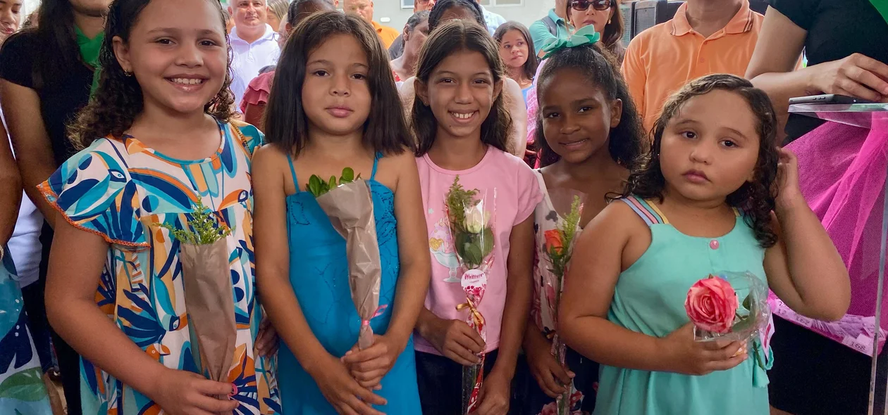 Meninas também receberam flores