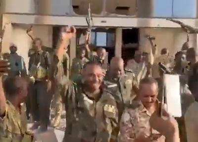 Momento em que o exército retoma controle do do palácio presidencial