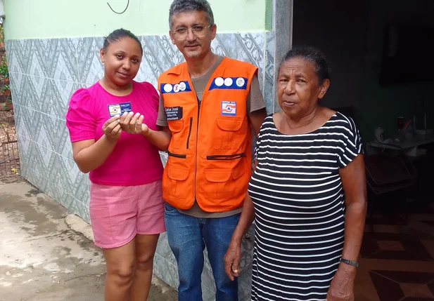 Moradores de Esperantina com a Defesa Civil