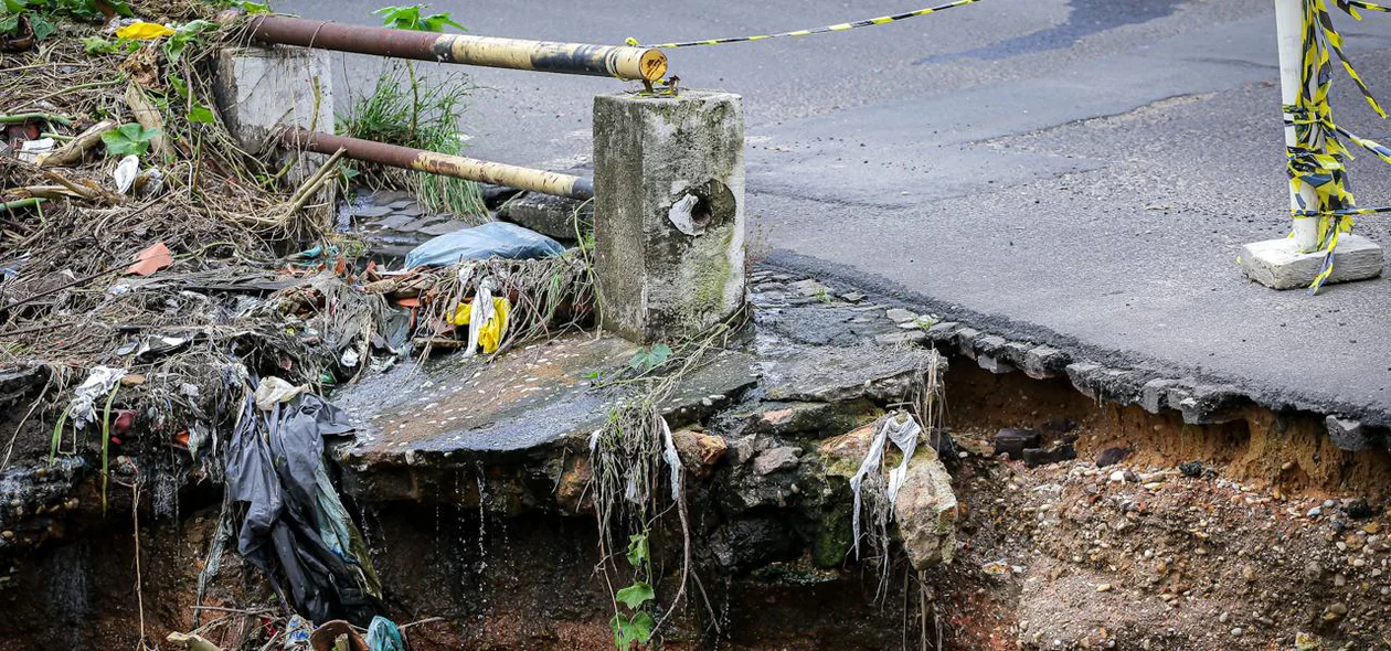 Moradores sinalizaram o local por medo de acidentes