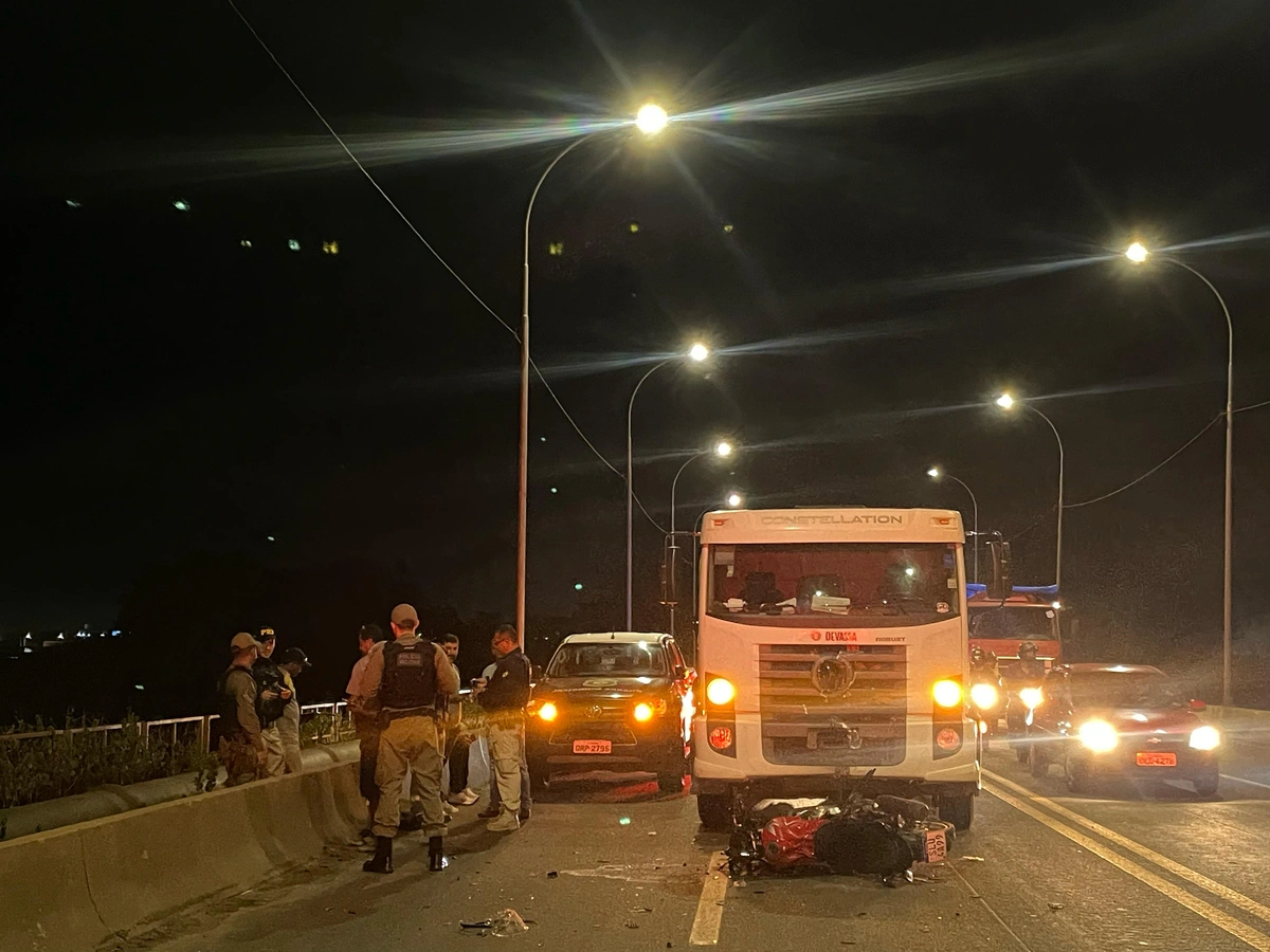Moto do colombiano colidiu frontalmente contra caminhão