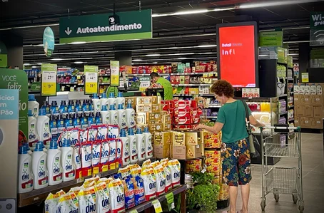 Mulher observando os preços em um supermercado de Teresina