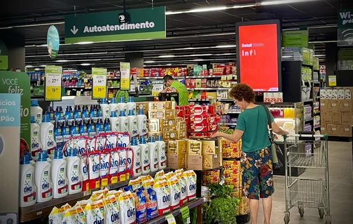 Mulher observando os preços em um supermercado de Teresina