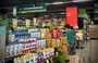 Mulher observando os preços em um supermercado de Teresina