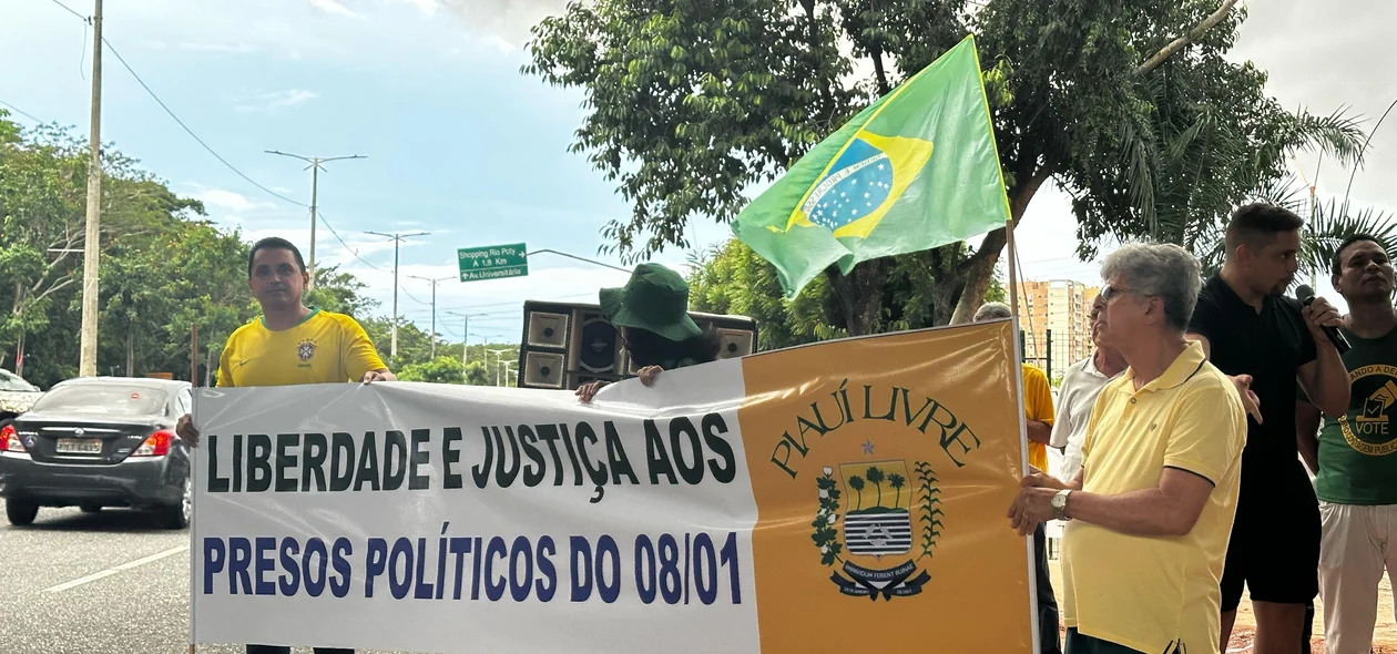 O ato ocorreu na tarde deste domingo