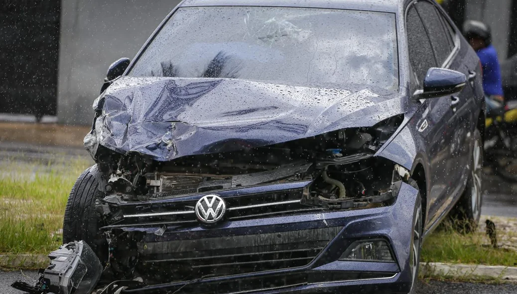 O carro modelo Virtus danificado