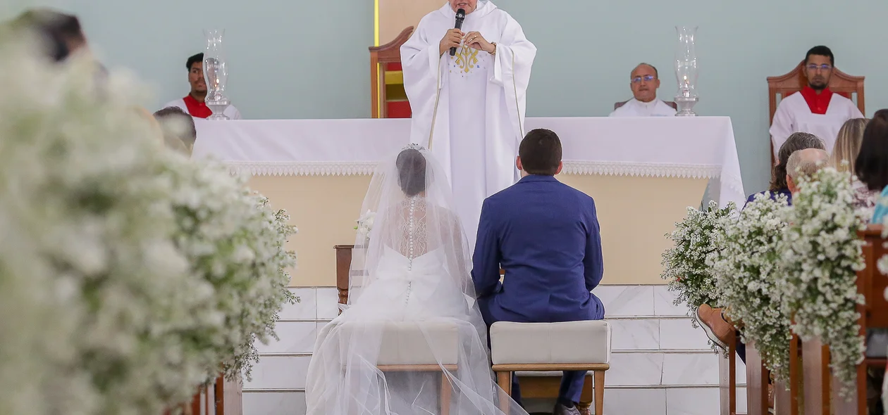 Padre durante celebração