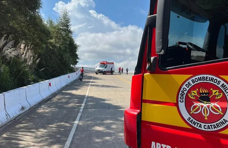 Para resgatar o corpo, o Corpo de Bombeiros precisou utilizar um helicóptero
