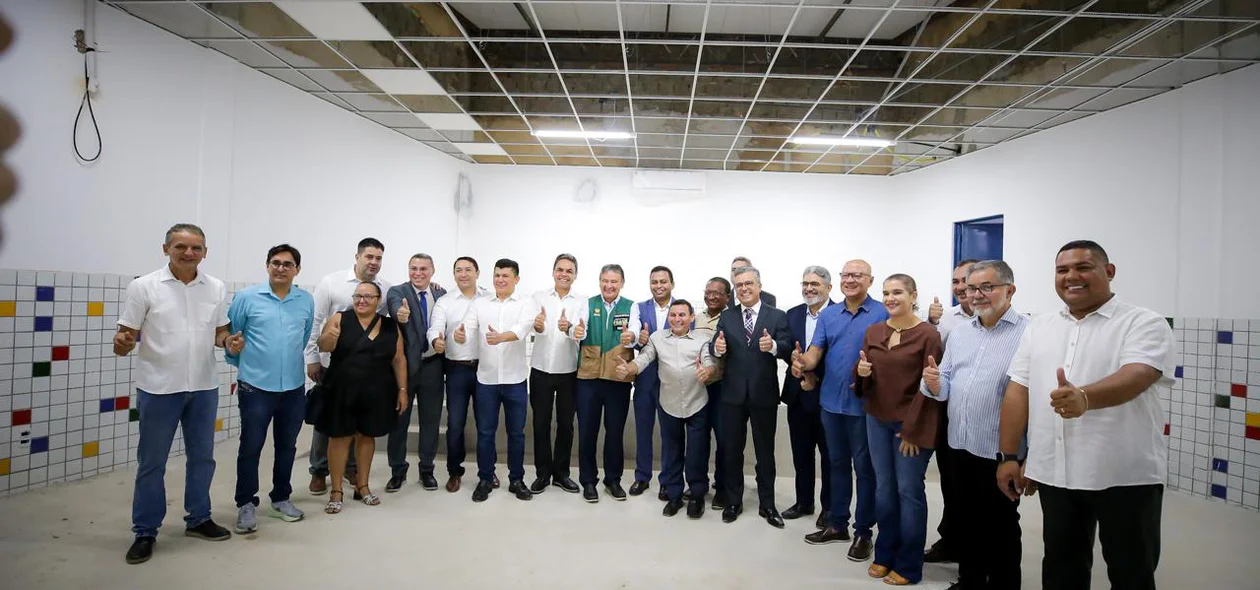 Parlamentares e secretários que visitaram a obra