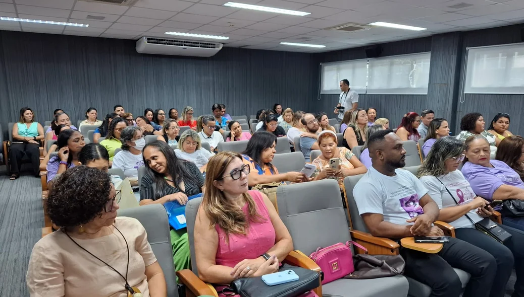 Participantes do lançamento da carteira de fibromialgia