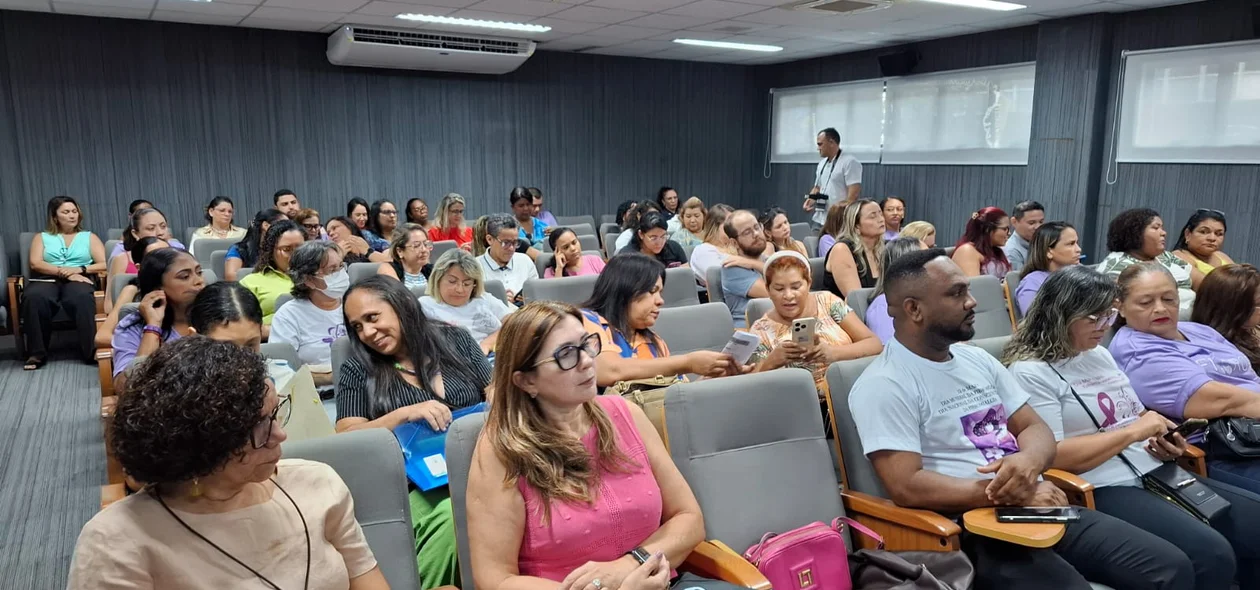 Participantes do lançamento da carteira de fibromialgia