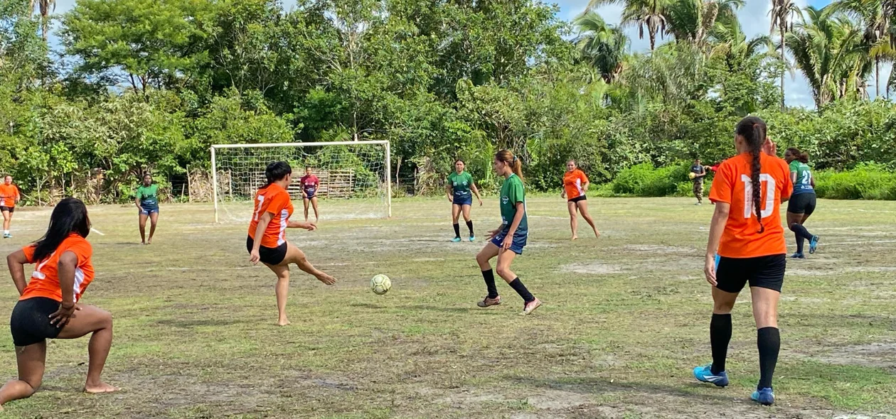 Partida de futebol feminino no evento