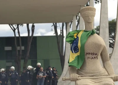 "Perdeu, mané" na estátua da Justiça, localizada no STF
