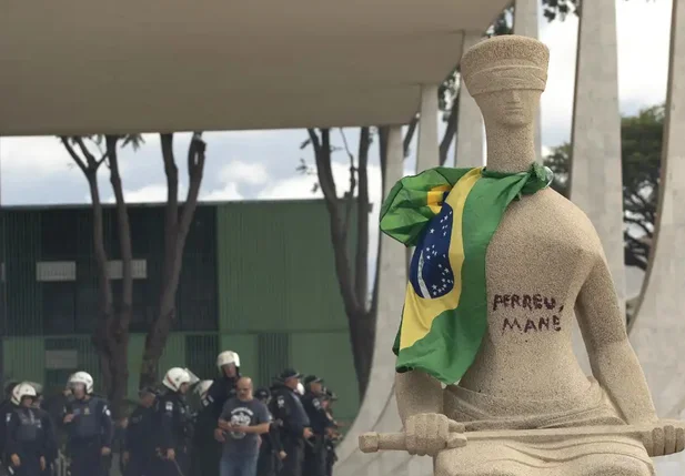 "Perdeu, mané" na estátua da Justiça, localizada no STF
