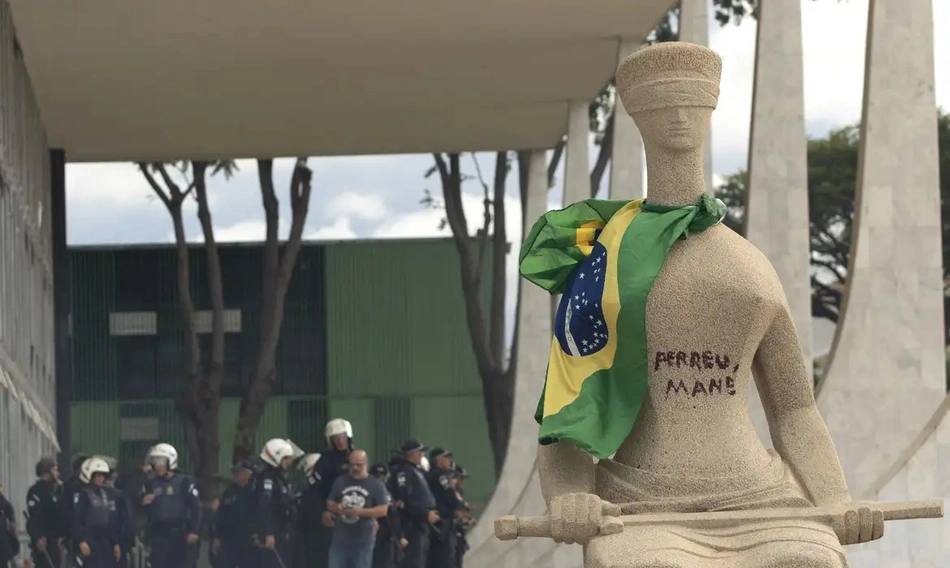 "Perdeu, mané" na estátua da Justiça, localizada no STF