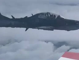 Piloto grava momento em que é interceptado por caça da FAB