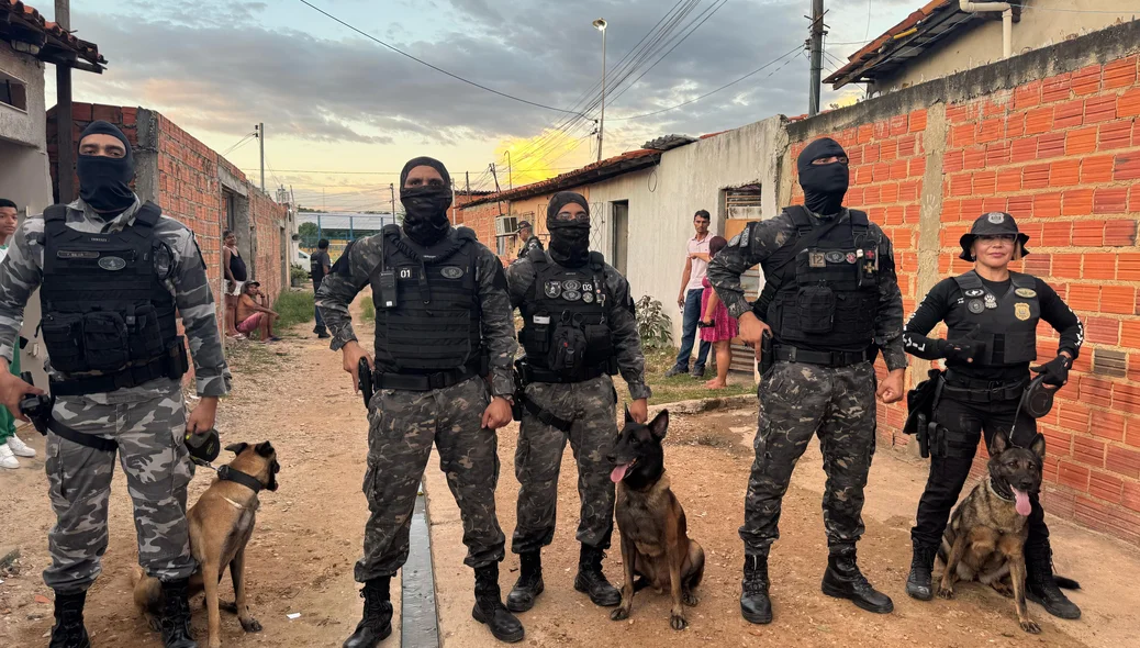 Policiais deflagram operação na Vila Mandacaru