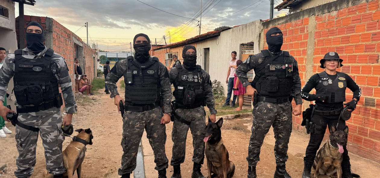 Policiais deflagram operação na Vila Mandacaru