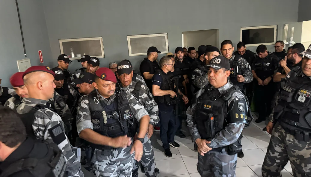 Policiais na sede do Denarc se organizam para megaoperação