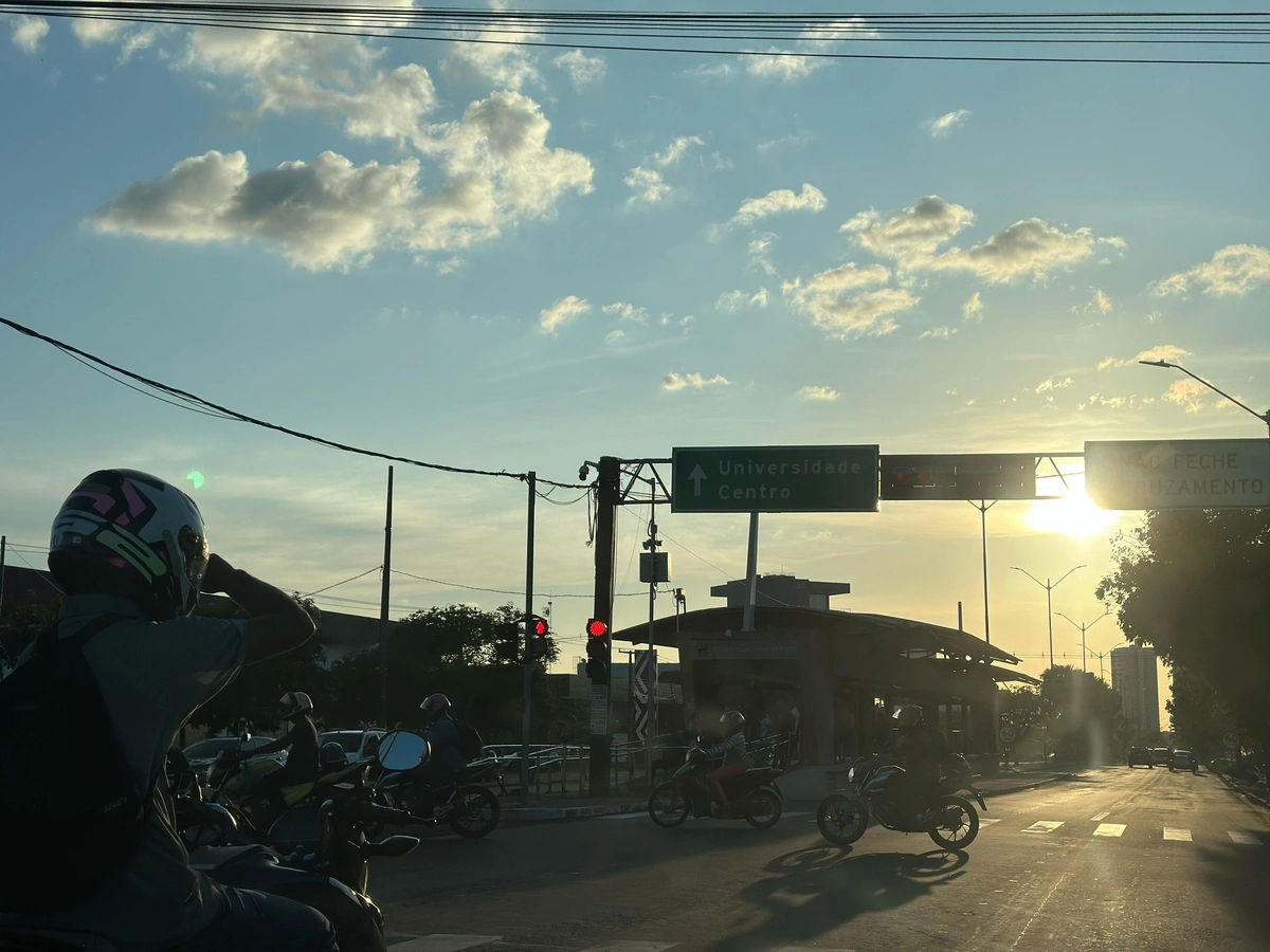 Pôr do sol em avenida de Teresina