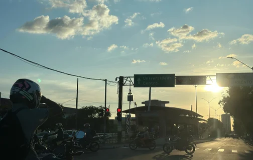 Pôr do sol em avenida de Teresina