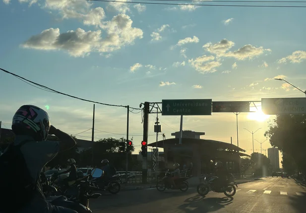 Pôr do sol em avenida de Teresina