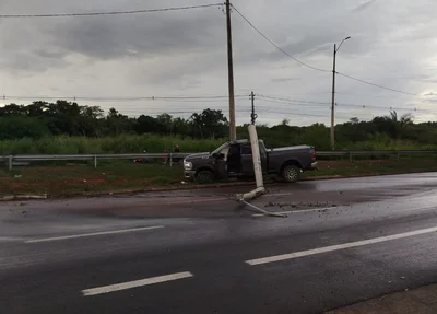 Poste caiu por cima do veículo na BR 343