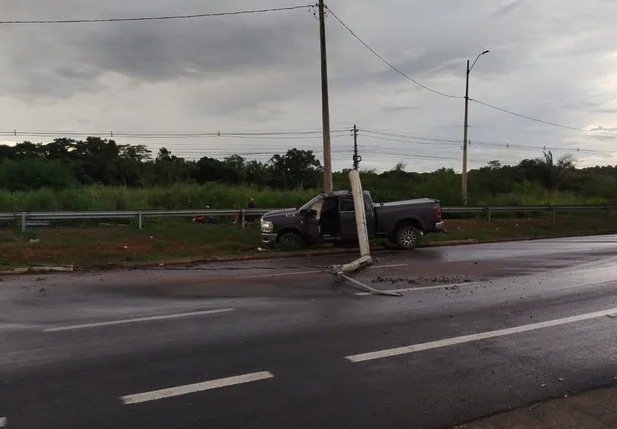 Poste caiu por cima do veículo na BR 343