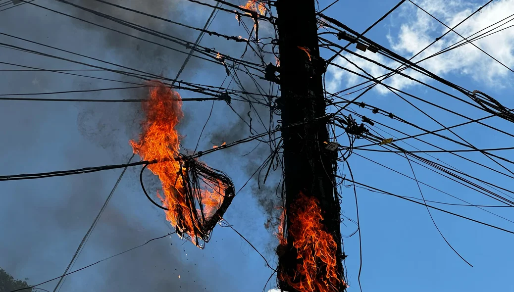 Poste incendiou