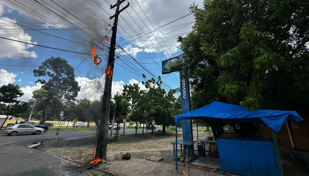 Poste pegou fogo no início da tarde deste sábado em frente a agência do INSS