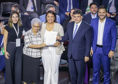 Prefeita de Lagoa do Piauí ao lado de Washington Bandeira, Regina Sousa e Rafael Fonteles.