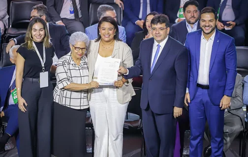 Prefeita de Lagoa do Piauí ao lado de Washington Bandeira, Regina Sousa e Rafael Fonteles.