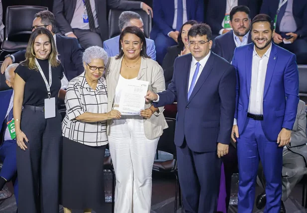 Prefeita de Lagoa do Piauí ao lado de Washington Bandeira, Regina Sousa e Rafael Fonteles.