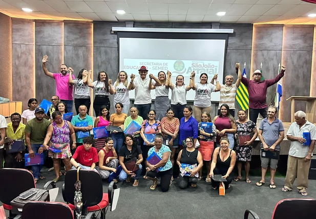 Prefeito Abdoral Melo participa da abertura do ano letivo do EJA em São João do Arraial