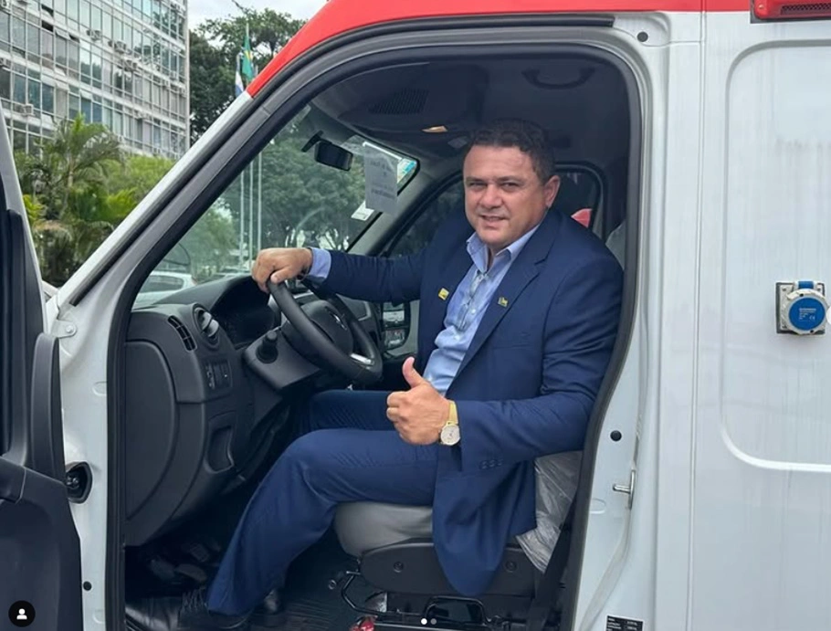 Prefeito Clei Carvalho recebe ambulância