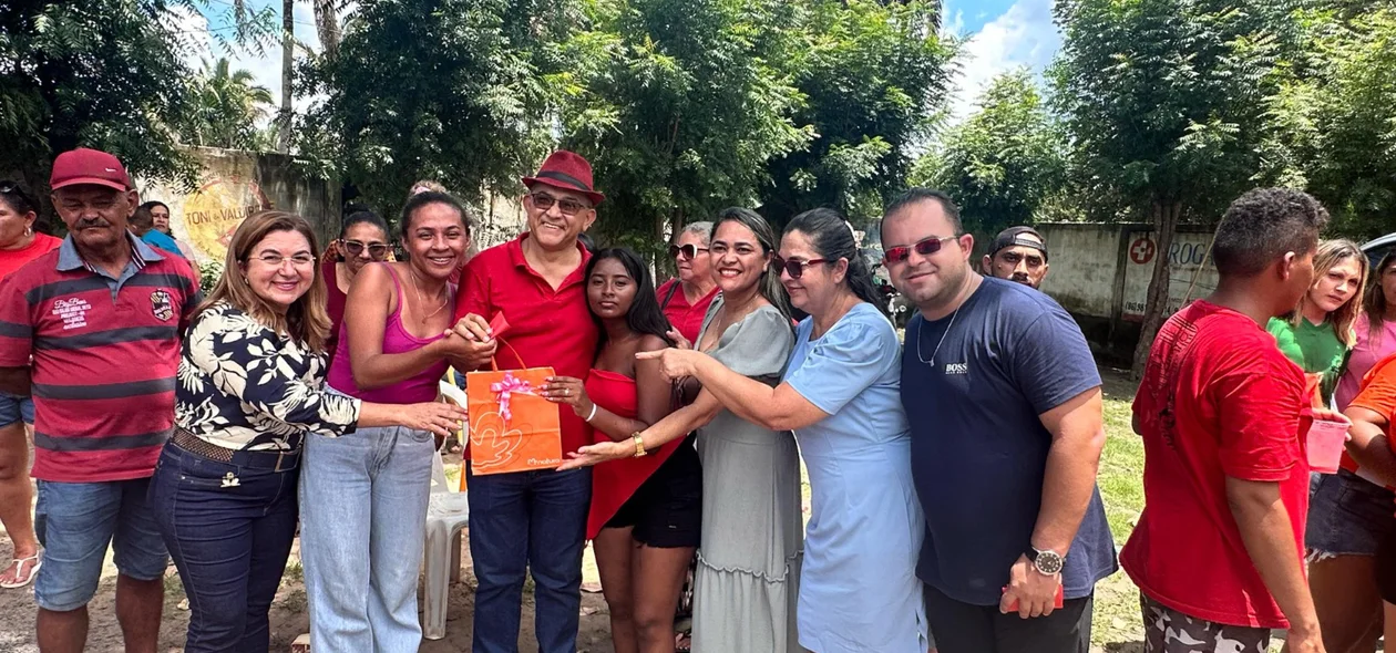 Prefeito entregando os brindes