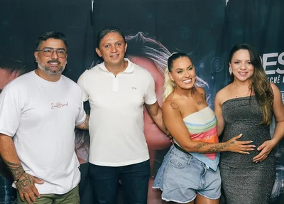 Prefeito Júnior Ribeiro com os vocalistas da banda Seu Desejo