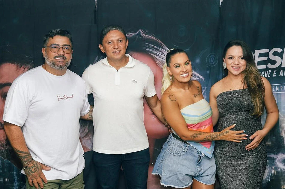 Prefeito Júnior Ribeiro com os vocalistas da banda Seu Desejo