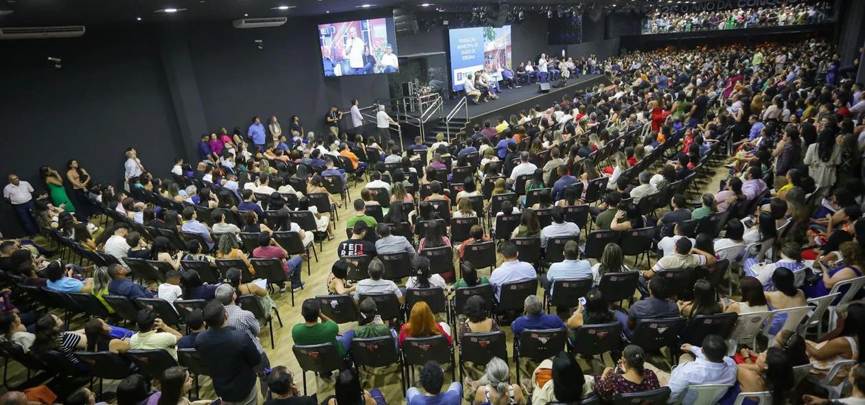 Prefeito Sílvio Mendes empossa 940 aprovados no concurso da FMS