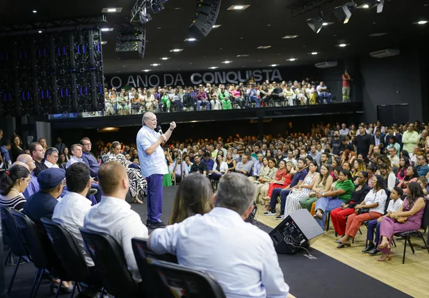 Prefeito Sílvio Mendes empossa 940 aprovados no concurso da FMS
