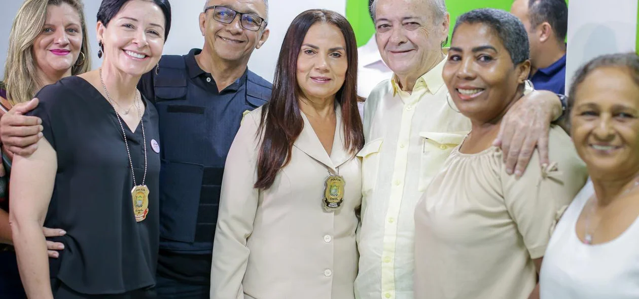 Prefeito Sílvio Mendes sendo recebido na casa da Mulher Brasileira