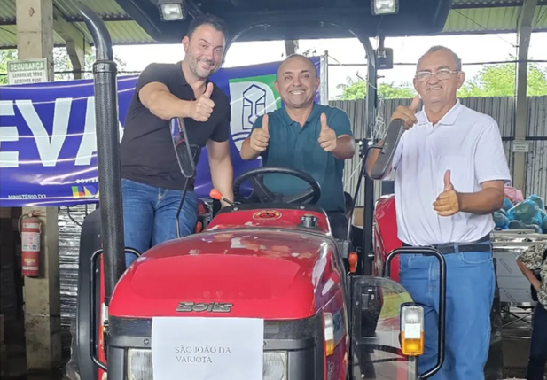 Prefeitura de São João da Varjota recebe trator para fortalecer a agricultura local