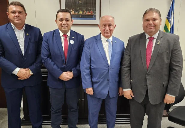 Presidente da APPM Admaelton Bezerra e o ex-prefeito Toninho de Caridade participam de reunião na CNM em Brasília