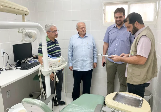 Presidente da FMS em visita ao consultório odontológico na UBS do bairro São Pedro