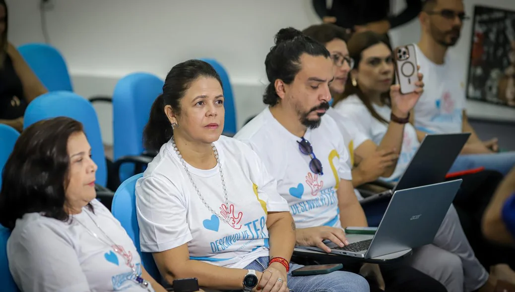 Profissionais participando do lançamento