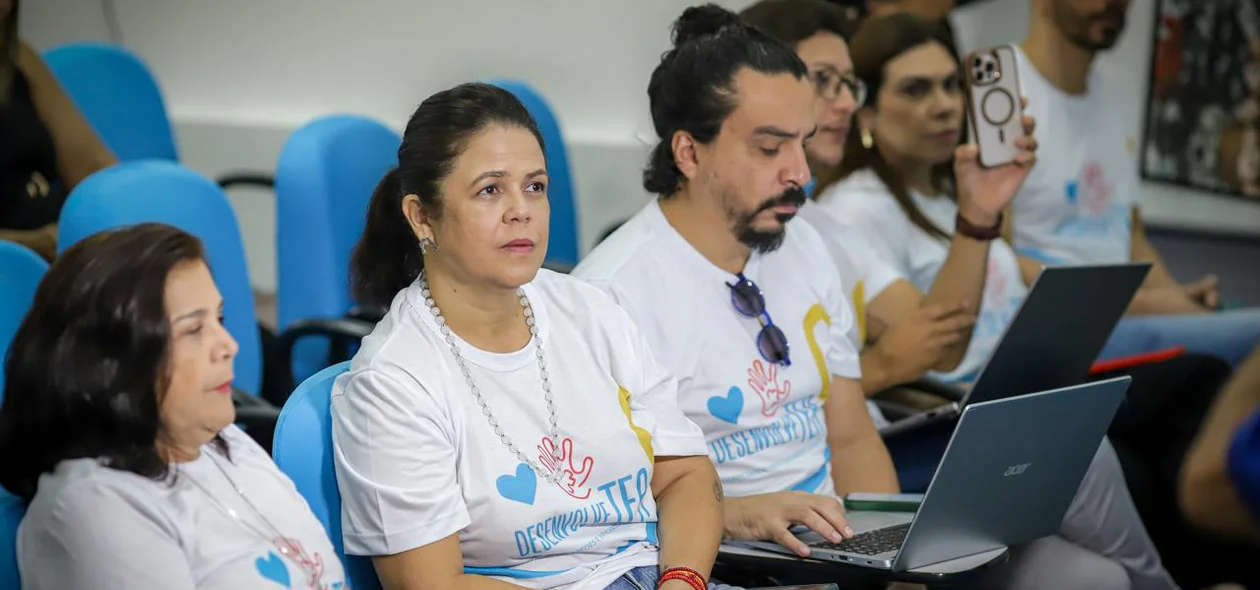 Profissionais participando do lançamento