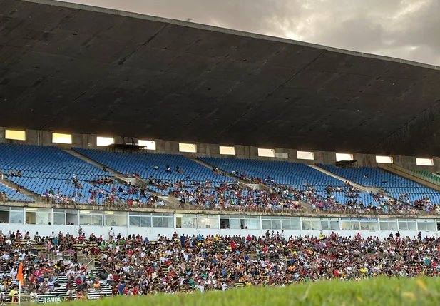 Público compareceu no estádio Albertão